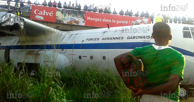 Un avion des forces armées gabonaises bloqué sur la voie express à Libreville