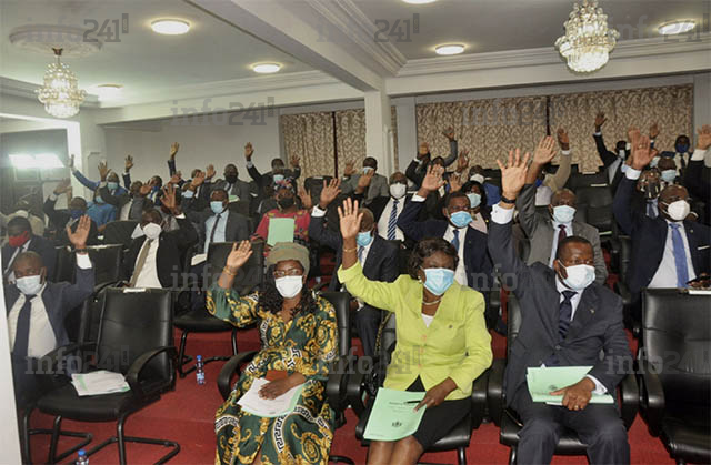Sans broncher, les députés gabonais valident la prolongation de l’état d’urgence sanitaire