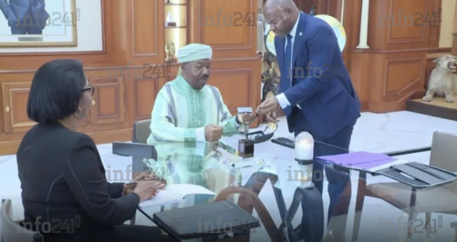 Ali Bongo reçoit la carte de militant de son parti... au palais de la République gabonaise !