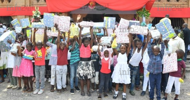 Ali Bongo offre des cadeaux de noël via les gouverneurs de province depuis le Maroc