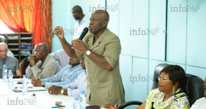 Reforme des bourses : le ministre Michel Menga « humilié » par des syndicalistes en colère 