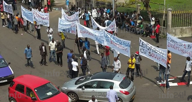 Une poignée de gabonais proche du pouvoir, manifeste contre la France à Libreville