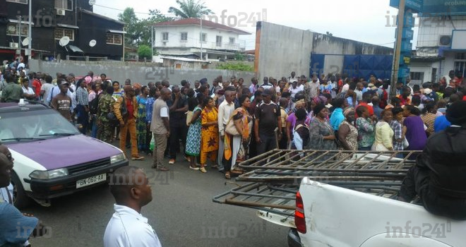Les fonctionnaires gabonais font la queue pour percevoir leur salaire d’octobre