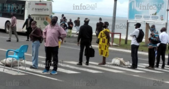 En grève illimitée, les postiers du Gabon bloquent le centre-ville de Libreville