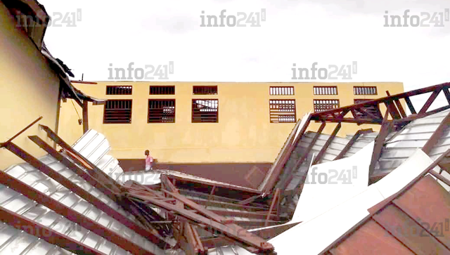 Une forte pluie s’abat sur Libreville et s’empare de la toiture d’une école publique