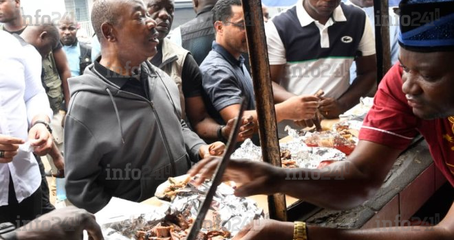 Pour montrer sa proximité avec les Gabonais, Ali Bongo mange des coupés-coupés à Libreville