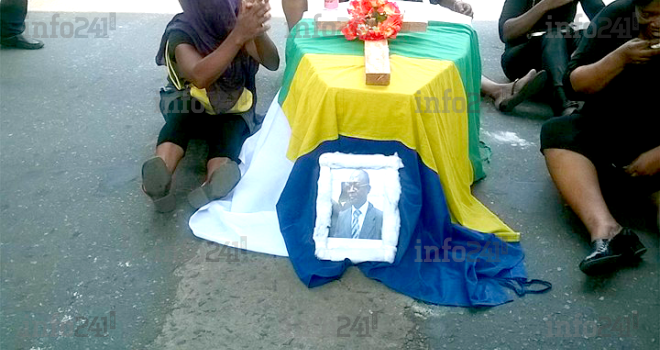 Des syndicalistes en grève mettent en scène la mort parodique du ministre gabonais de la santé