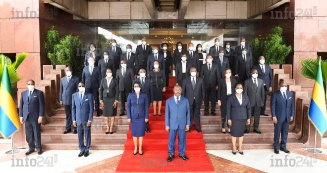 La photo officielle du gouvernement Ossouka avec Ali Bongo sans masque !