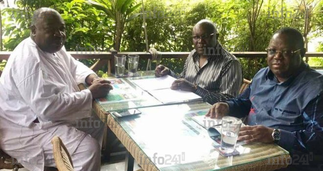 Ali Bongo pose décontracté avec ses collaborateurs