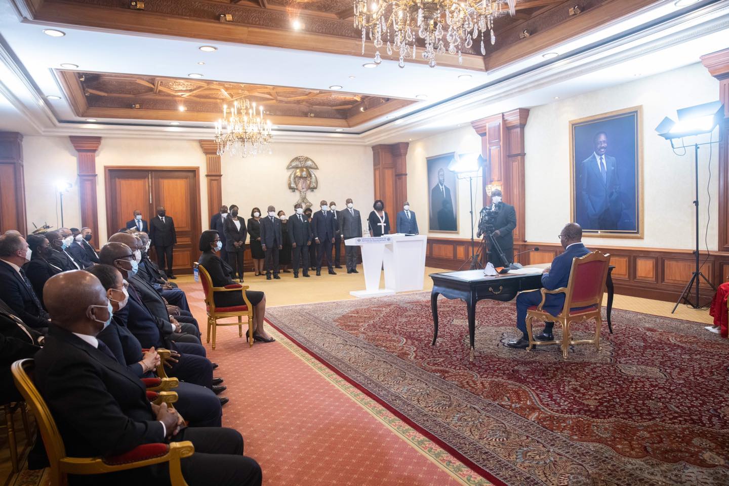 Les 14 nouveaux ministres du gouvernement gabonais ont encore prêté serment à huis clos !