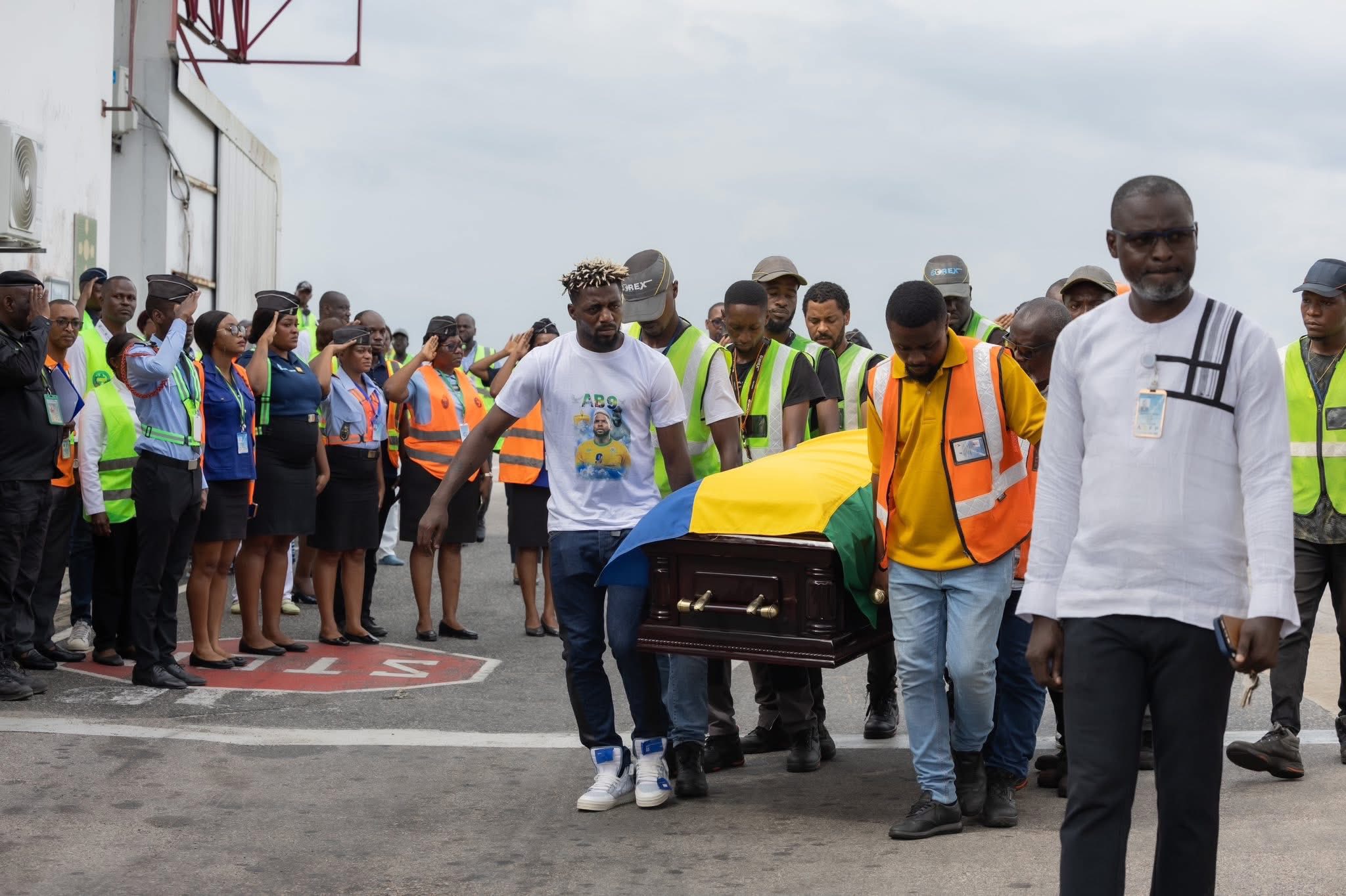 Dernier retour au pays : le Gabon accueille avec émotion la dépouille d'Aaron Boupendza