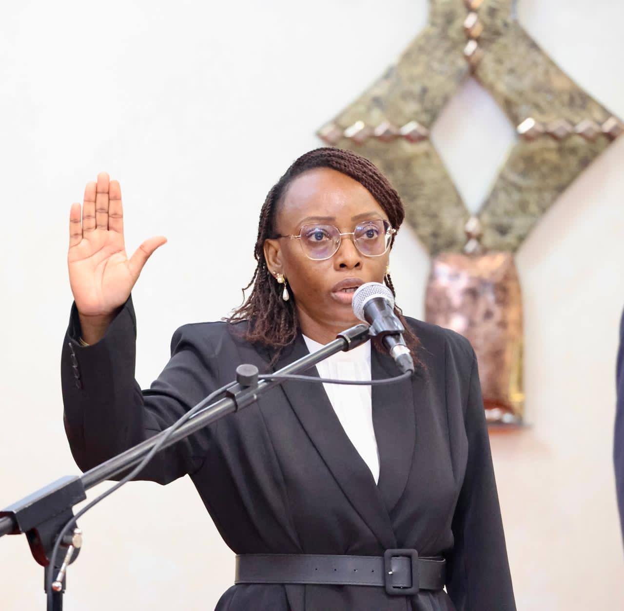 Gabon : Oligui Nguema reçoit le serment de ses 4 nouveaux ambassadeurs dont son frère envoyé en Inde