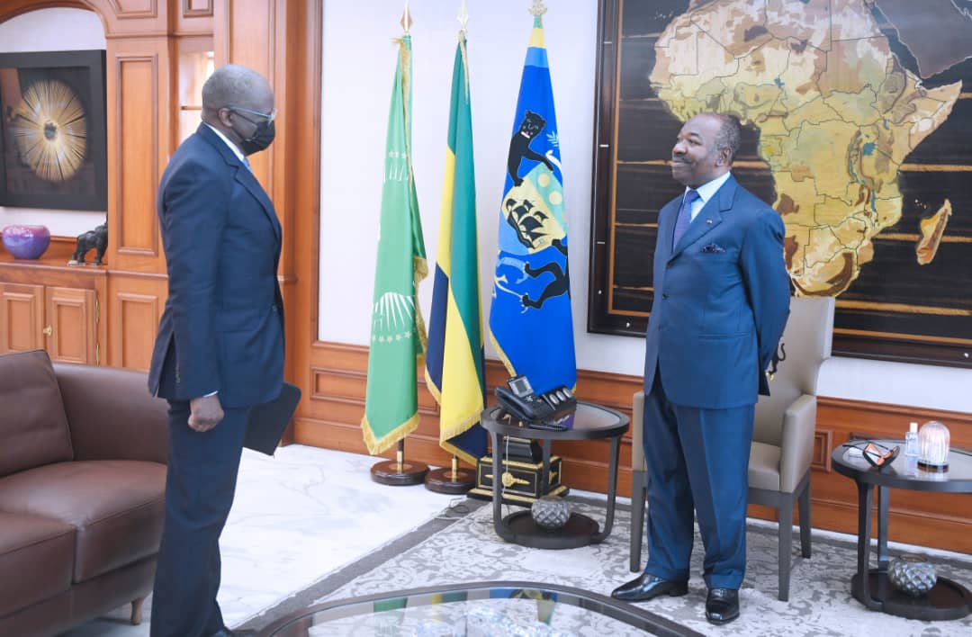 Après un court exil en France, Charles Mba fume le calumet de la paix avec Ali Bongo !