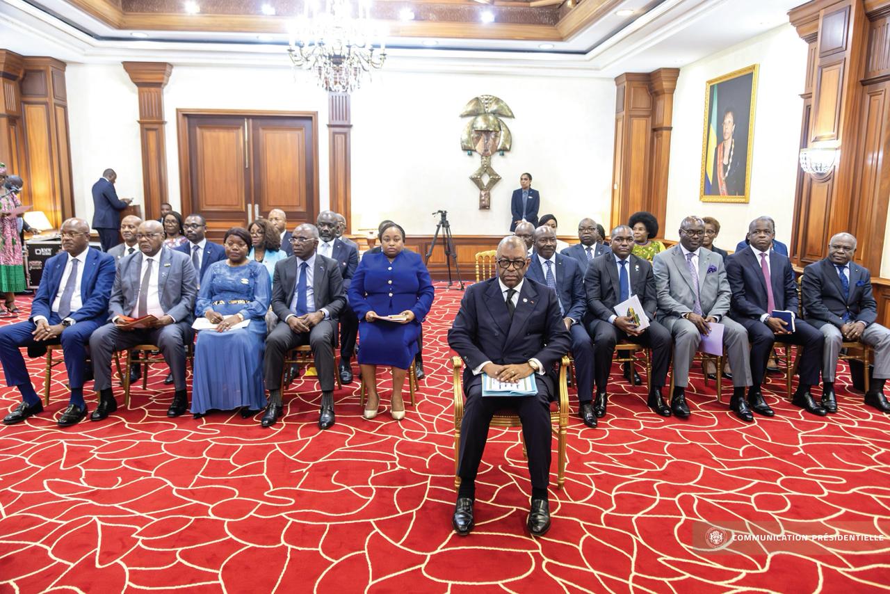 Gabon : 18 ministres contraints de démissionner éjectés, 9 supers ministres assureront leur intérim