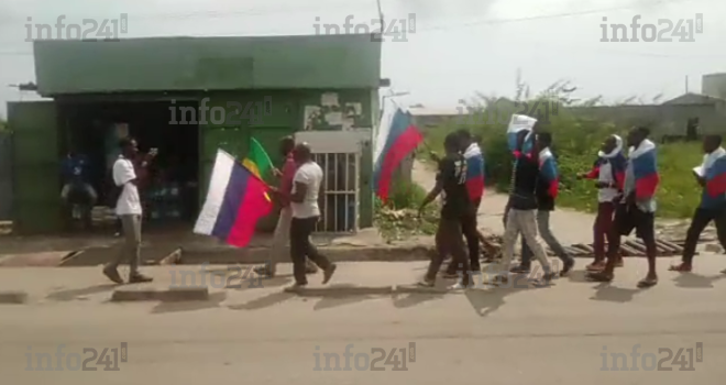 Emmanuel Macron accueilli au Gabon par des drapeaux russes à Port-Gentil