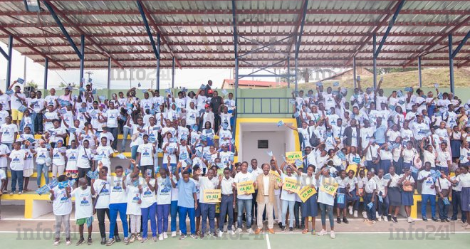 Le président du Gabon inaugure un plateau de sports à Ndjolé