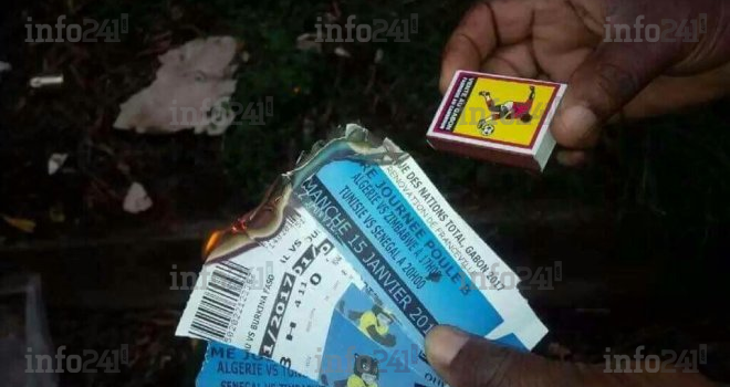 Des gabonais brûlent en signe de boycott leurs tickets de la CAN 2017