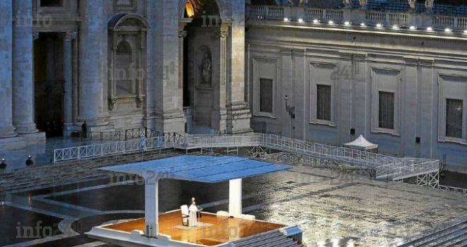 Coronavirus : seul sur la place Saint-Pierre, le pape François appelle les chrétiens à la foi