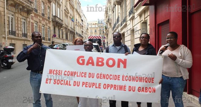 Des Gabonais devant l’ambassade d’Argentine à Paris
