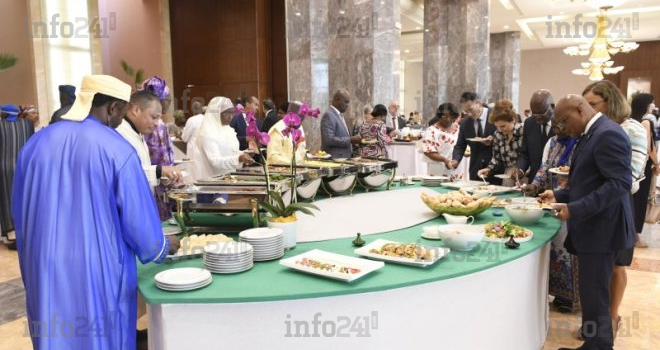Ramadan : Ali Bongo partage un repas de fin de jeûne avec les musulmans du Gabon