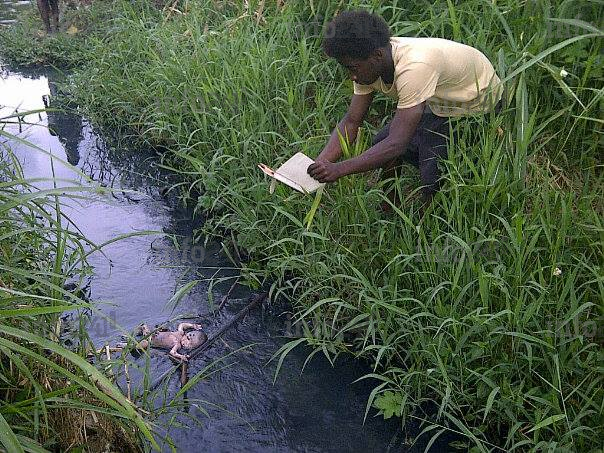 Une mère abandonne son nouveau-né dans un ruisseau à Libreville
