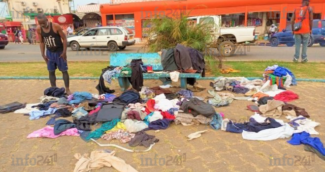 Faute de structure d’accueil, un malade mental élit domicile sur un banc public à Libreville !