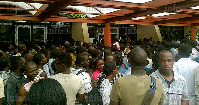 La police disperse des étudiants en grogne devant le Trésor public à Libreville