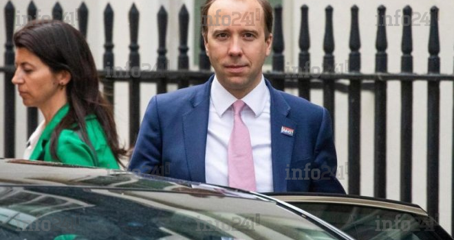 Angleterre&nbsp;: le ministre de la Santé démissionne pour avoir embrassé une collègue