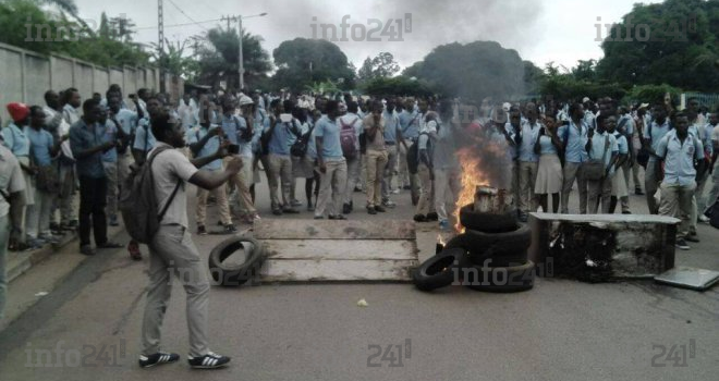 Les élèves du lycée technique de Libreville érigent des barricades
