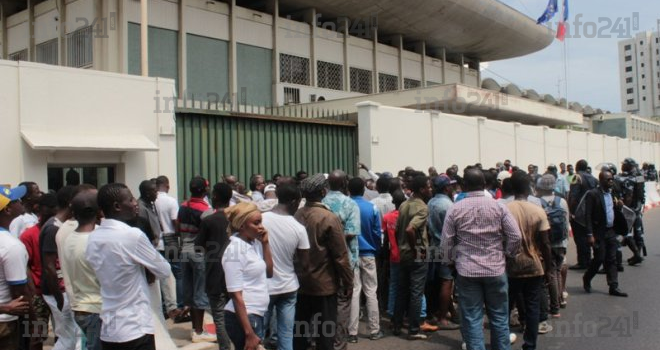 Grogne devant l’ambassade de France au Gabon pour dénoncer l’interpellation de Maixent Accrombessi