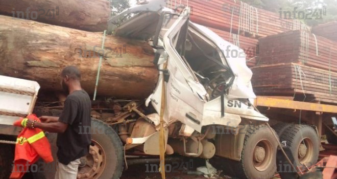 Kango : Un chauffeur de grumier sort indemne d’une grave collision avec un autre camion