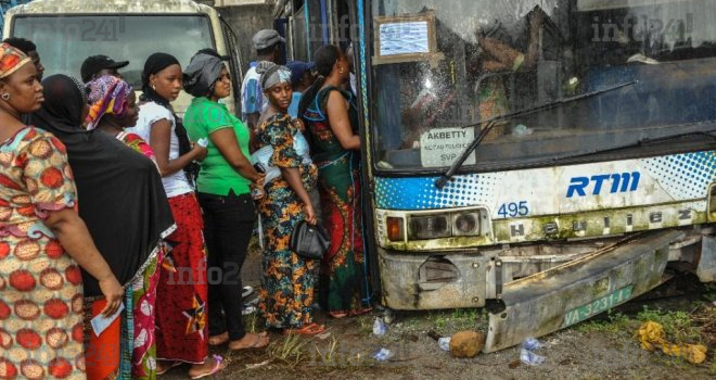 Une épave de bus transformée en bureau de vote en Guinée !
