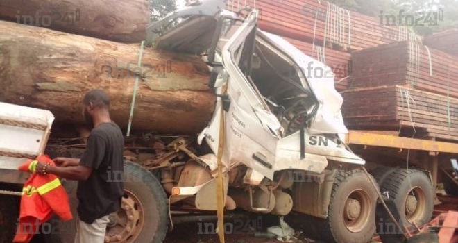 Kango : Un chauffeur de grumier sort indemne d’une grave collision avec un autre camion