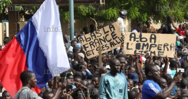 Niger : Des milliers de manifestants devant l’ambassade de France à Niamey