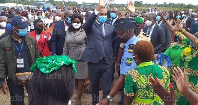 Oyem&nbsp;: le ministre de la Santé accueilli en rock star au mépris de la pandémie de coronavirus