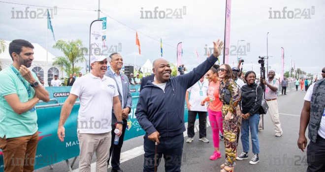 Ali Bongo réapparaît en public avec sa canne pour le Marathon du Gabon