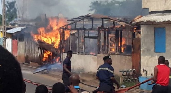 Port-Gentil&nbsp;: Un incendie d’une rare violence réduit en cendres 8 habitations à Cité Unis