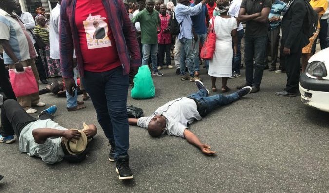Des retraités gabonais en colère manifestent devant les locaux du ministère du Budget