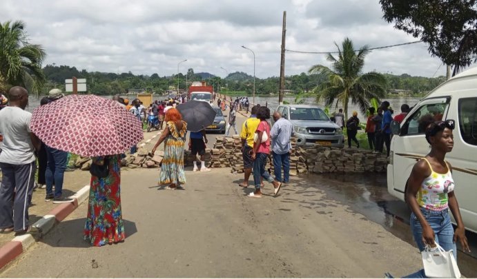 Lambaréné&nbsp;: Un camion englouti dans l’Ogooué, les populations en colère érigent des barricades