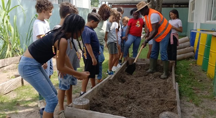 Alimentation saine&nbsp;: Des élèves initiés à l’agriculture biologique à l’école à Port-Gentil 