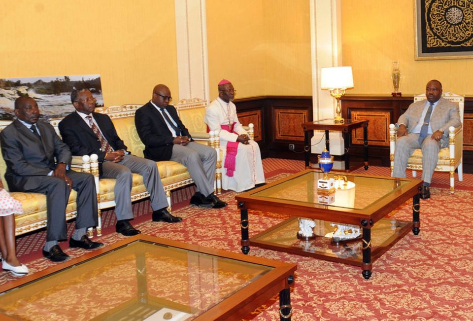 La famille d’André Mba Obame indignée par la compromission de Mgr Basile Mvé Engone 