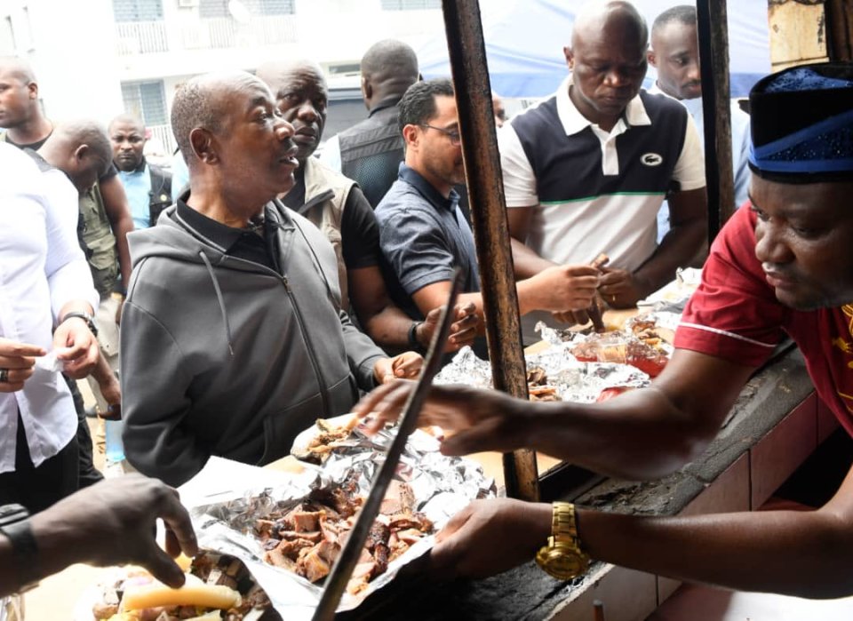 Pour montrer sa proximité avec les Gabonais, Ali Bongo mange des coupés-coupés à Libreville